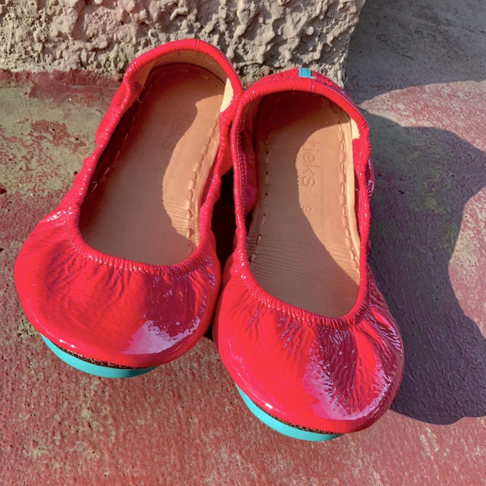 Teiks size 9 raspberry pink flats! Great condition, never worn for a full day!